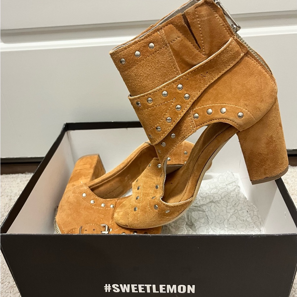 Women's Tan Suede Heeled Boots